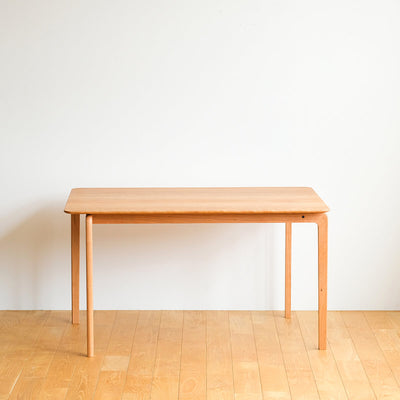 触り心地、掛け心地、そして使い勝手の良い家具を目指した広島県産家具「LISCIO（リッショ）」シリーズの長方形ダイニングテーブル。