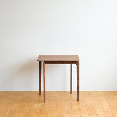 触り心地、掛け心地、そして使い勝手の良い家具を目指した広島県産家具「LISCIO（リッショ）」シリーズの正方形ダイニングテーブル。