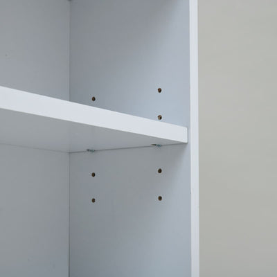32mmピッチ5段階で調節できる可動棚は、収納するものに合わせて高さが調節できるので収納スペースを無駄なく使えます。